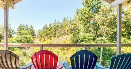 Secluded home in Oceanside with beautiful interiors 5 blocks from the beach!