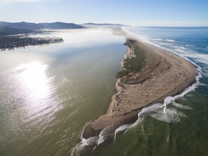On the beach - Beach Getaway!  Oceanfront, amazing views, beach access and sleeps up to 5 (Lincoln City)