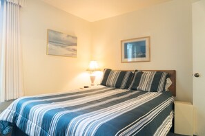 2 bedrooms, free WiFi, bed sheets - Beach Getaway!  Oceanfront, amazing views, beach access and sleeps up to 5 (Lincoln City)