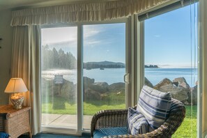 Interior - Beach Getaway!  Oceanfront, amazing views, beach access and sleeps up to 5 (Lincoln City)