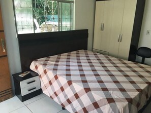 Minibar, tempat tidur lipat/tambahan, Wi-Fi gratis, dan seprai linen