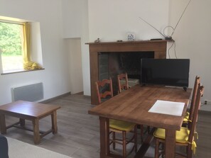 Dining - The little house in the orchards (Lamberville)