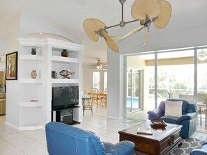 Ferienhaus, Mehrere Betten (951 Dolphin Court) | Wohnzimmer | Fernseher
