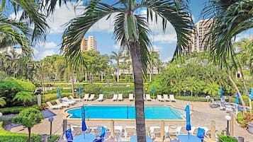 Kondominium, 1 Tempat Tidur King dengan tempat tidur Sofa (Idyllic inland condo with pool and be) | Kolam renang | Sebuah kolam renang air hangat
