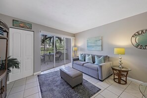 Condo, 1 cama King size y sofá cama (Idyllic inland condo with pool and be) | Área de sala de estar | Televisión de pantalla plana