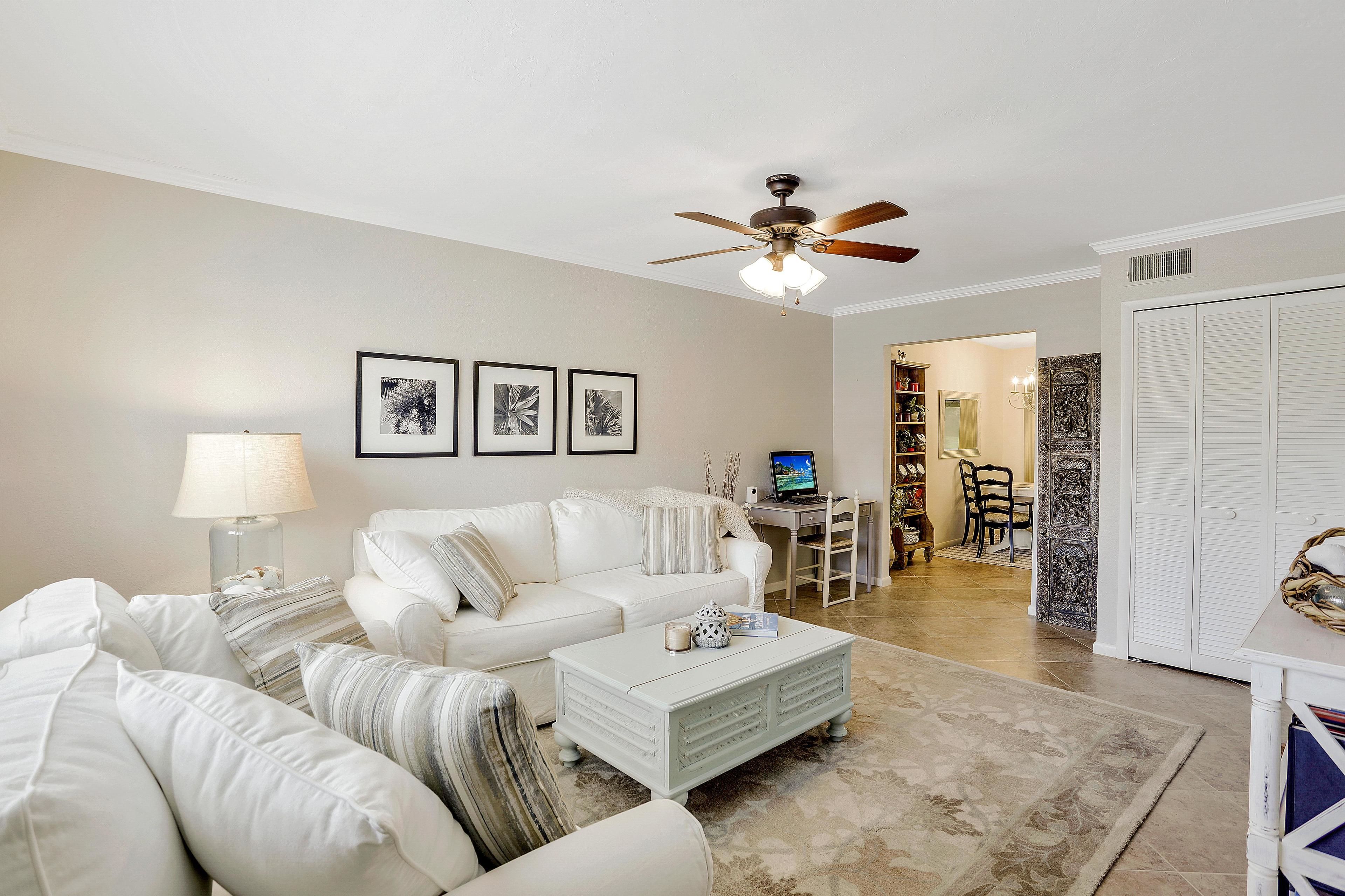 Kondominium, Beberapa Tempat Tidur (Relaxing townhome condo with pool nea) | Ruang keluarga