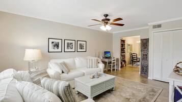 Kondominium, Beberapa Tempat Tidur (Relaxing townhome condo with pool nea) | Ruang keluarga