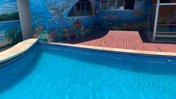 2 albercas al aire libre y camastros