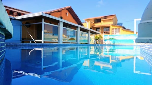 2 piscinas externas, espreguiçadeiras