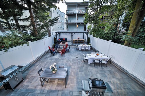 12BR World Cup Compound Near Downtown Boston Backyard Walk to Train