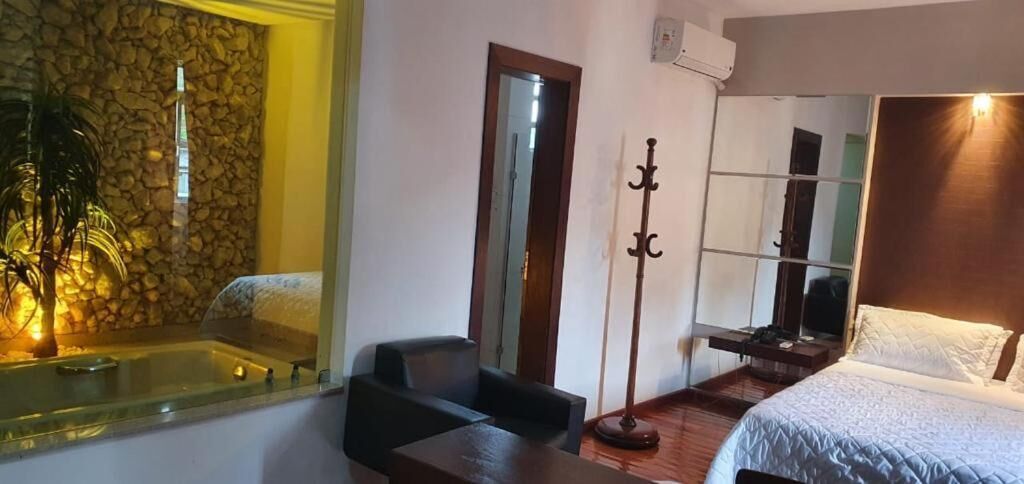 Minibar, skrivebord, wi-fi (inkludert) og sengetøy