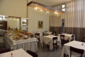 Tägliches inbegriffenes Frühstücksbuffet