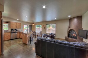 Townhouse – premier | Oppholdsområde | En 42-tommers Flatskjerm-TV med digitale kanaler samt TV og Netflix