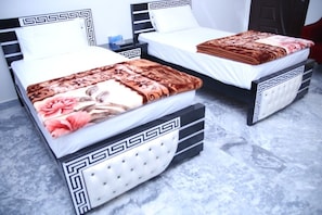 16 bedrooms, internet, bed sheets - Family Hotel Lahore  (Block R 2)