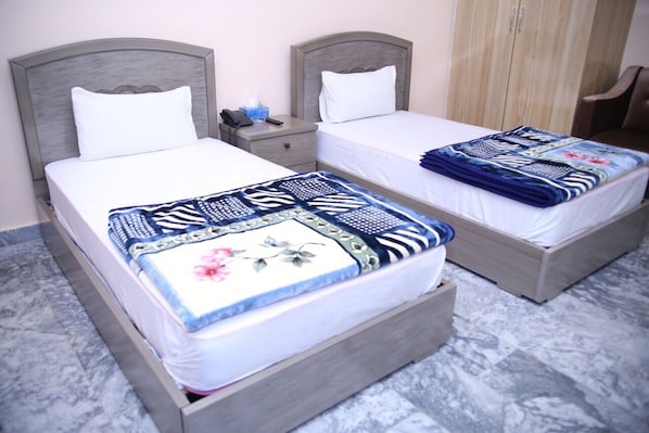 16 bedrooms, internet, bed sheets