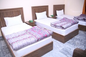 16 quartos, acesso à internet, roupa de cama