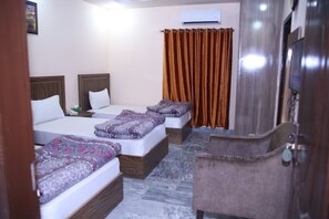 16 عدّة غرف نوم وخدمة الإنترنت وملاءات أسرّة