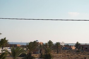 Ein Wohngebiet mit Gebäuden, Palmen und blauem Himmel.