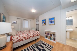 2 bedrooms, free WiFi, bed sheets - Beachfront Home, on the Sand and Pet Friendly! (Pacific City)