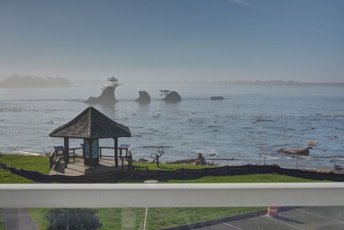 Experience this affordable bayfront condo on Siletz Bay in the Taft District