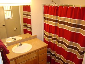 Townhome | Bathroom | Combined shower/tub, free toiletries, towels, soap - Tierra Del Sol 1 by MoabCondos4Rent (Moab)