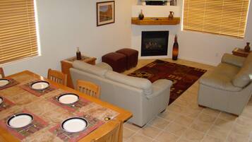 Stadtwohnung | Wohnbereich | Fernseher, Kamin