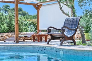 A heated pool - Cottage Lost Paradise - 3 stone houses surrounded by 3000 m2 garden with heated pool by MyWaycation (Stari Grad)