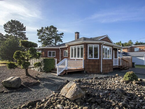 Large Spacious Beach Home, Deck, BBQ, One Block to the Beach and the Promenade