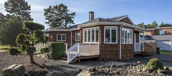 Large Spacious Beach Home, Deck, BBQ, One Block to the Beach and the Promenade
