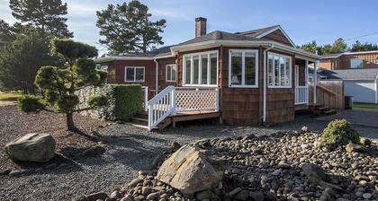 Large Spacious Beach Home, Deck, BBQ, One Block to the Beach and the Promenade