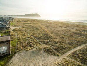 Beach nearby - Large Spacious Beach Home, Deck, BBQ, One Block to the Beach and the Promenade (Seaside)