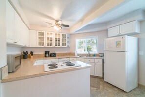 Fridge, microwave, oven, stovetop - Large Spacious Beach Home, Deck, BBQ, One Block to the Beach and the Promenade (Seaside)