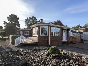 Exterior - Large Spacious Beach Home, Deck, BBQ, One Block to the Beach and the Promenade (Seaside)
