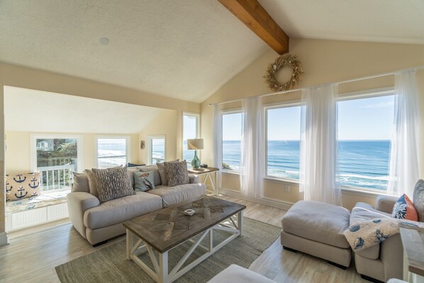 Smart TV, fireplace, DVD player - Beautiful oceanfront home with sweeping views, multiple decks, and pet friendly (Neskowin)