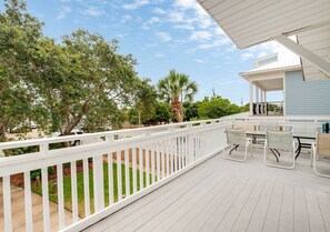Outdoor dining - Spring Sale 4BR Home w/heated pool 2-min to beach! (Destin)
