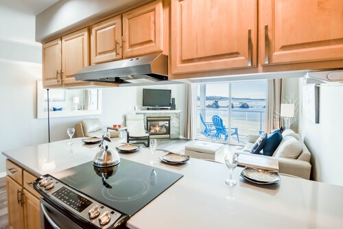 Nauti Bayfront-näkymistä tästä edulliseen 1 makuuhuoneen huoneistoon Lincoln Cityssä!