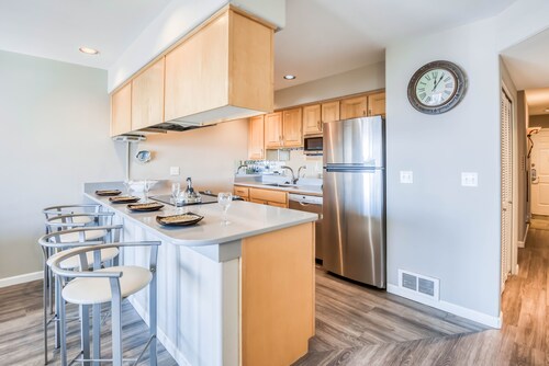 Enjoy Bayfront Views from this Affordable 1 Bedroom Condo in the Taft District