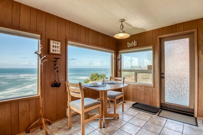 Pet Friendly Oceanfront Cottage in Depoe Bay, with a Hot Tub and Amazing Views.