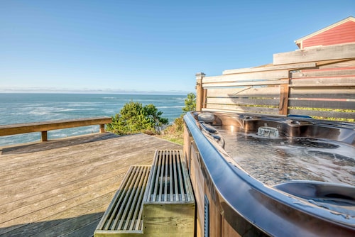 Pet Friendly Oceanfront Cottage in Depoe Bay, with a Hot Tub and Amazing Views.