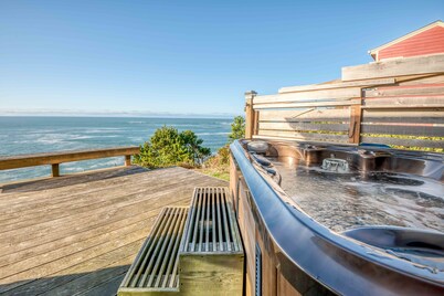 Pet Friendly Oceanfront Cottage in Depoe Bay, with a Hot Tub and Amazing Views.