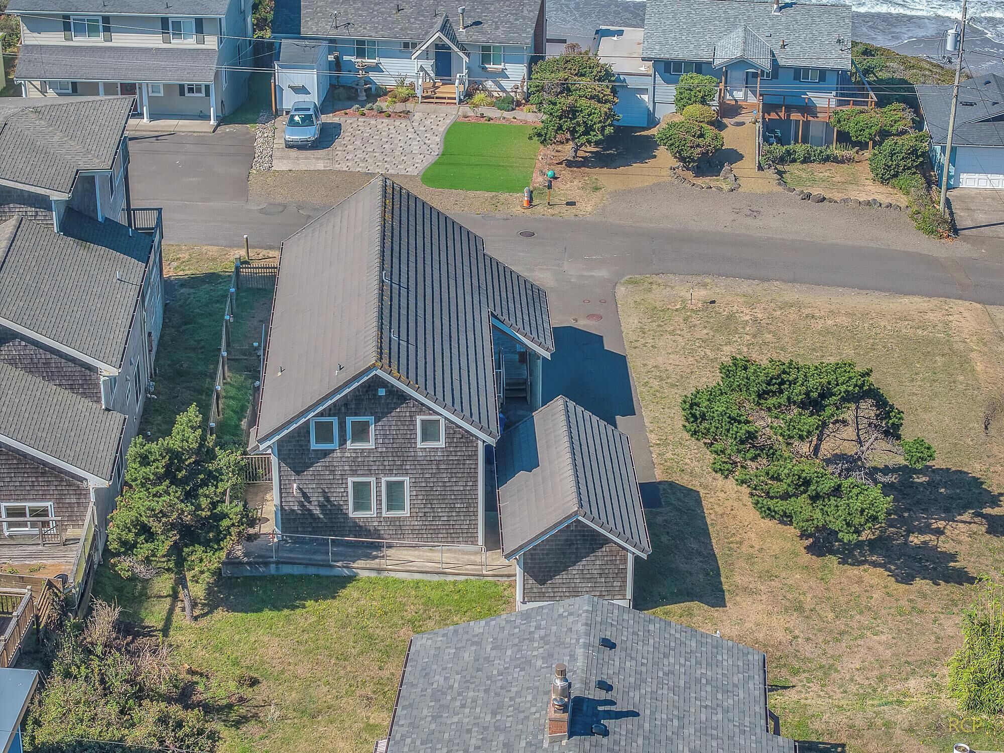 Un quartier résidentiel comprenant plusieurs maisons, une allée pavée et une pelouse.
