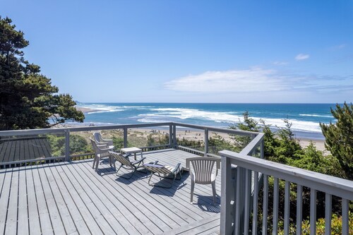 Oceanfront home-amazing views you can enjoy from the Hot Tub and Pet Friendly