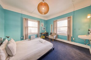 Private Queen Room Ensuite | Desk, laptop workspace, blackout drapes, iron/ironing board - HI San Francisco Downtown Hostel (San Francisco)