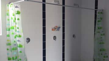 Douche, serviettes fournies