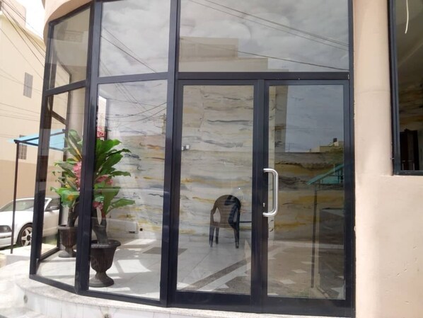 Exterior detail - SOLEIL PARADISE SENEGAL (Sicap-Liberté)