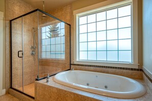 Combined shower/tub, hair dryer, towels, soap - Brookwood Manor (5 Bedroom, 14 Guests) (Hillsboro)