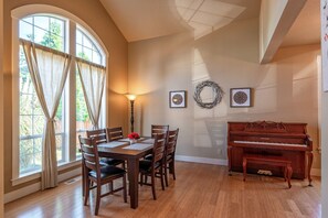 Dining - Brookwood Manor (5 Bedroom, 14 Guests) (Hillsboro)