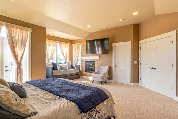 4 bedrooms, iron/ironing board, travel cot, free WiFi