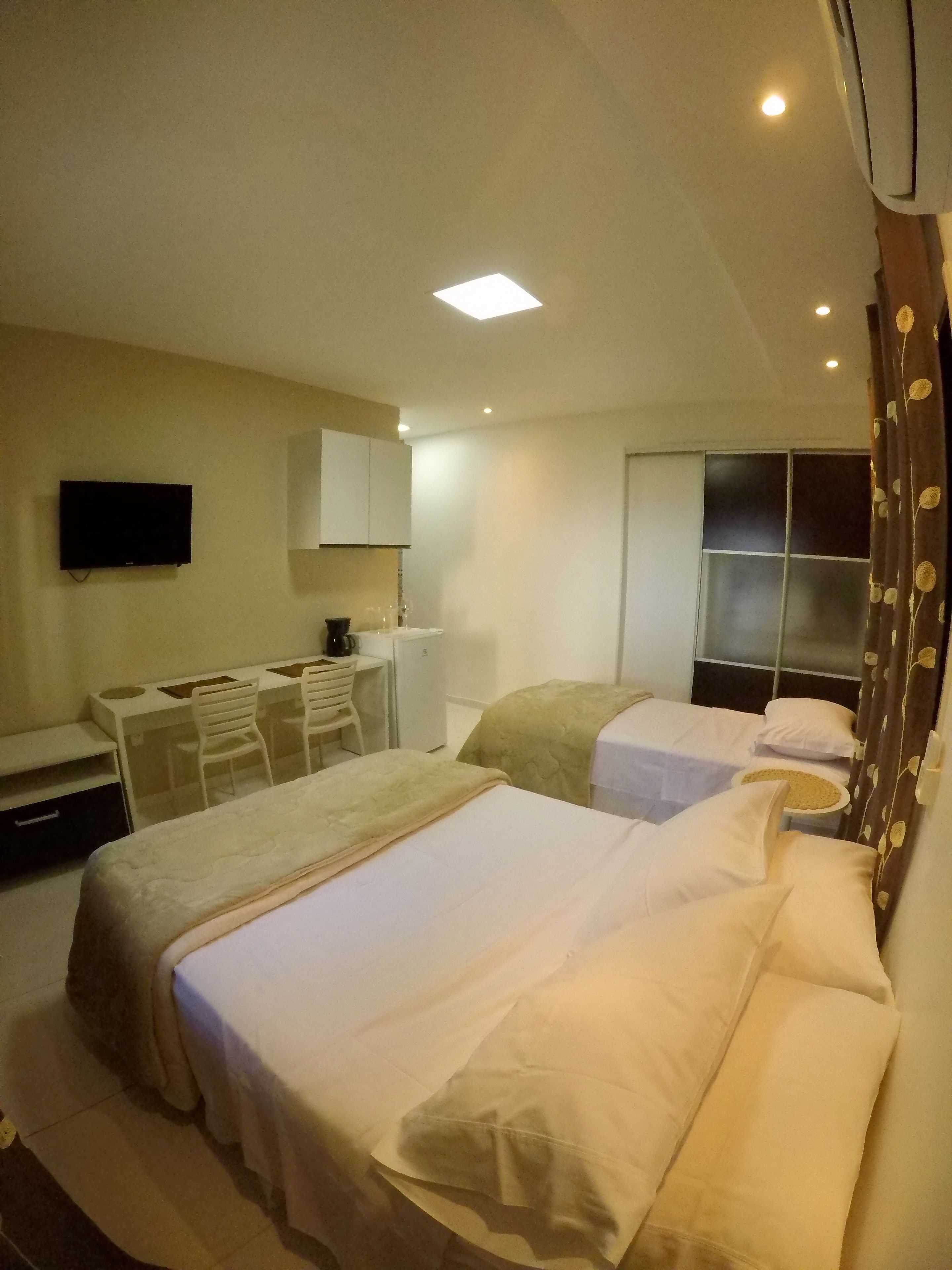 Deluxe vierpersoonskamer | Een minibar, een bureau, verduisterende gordijnen