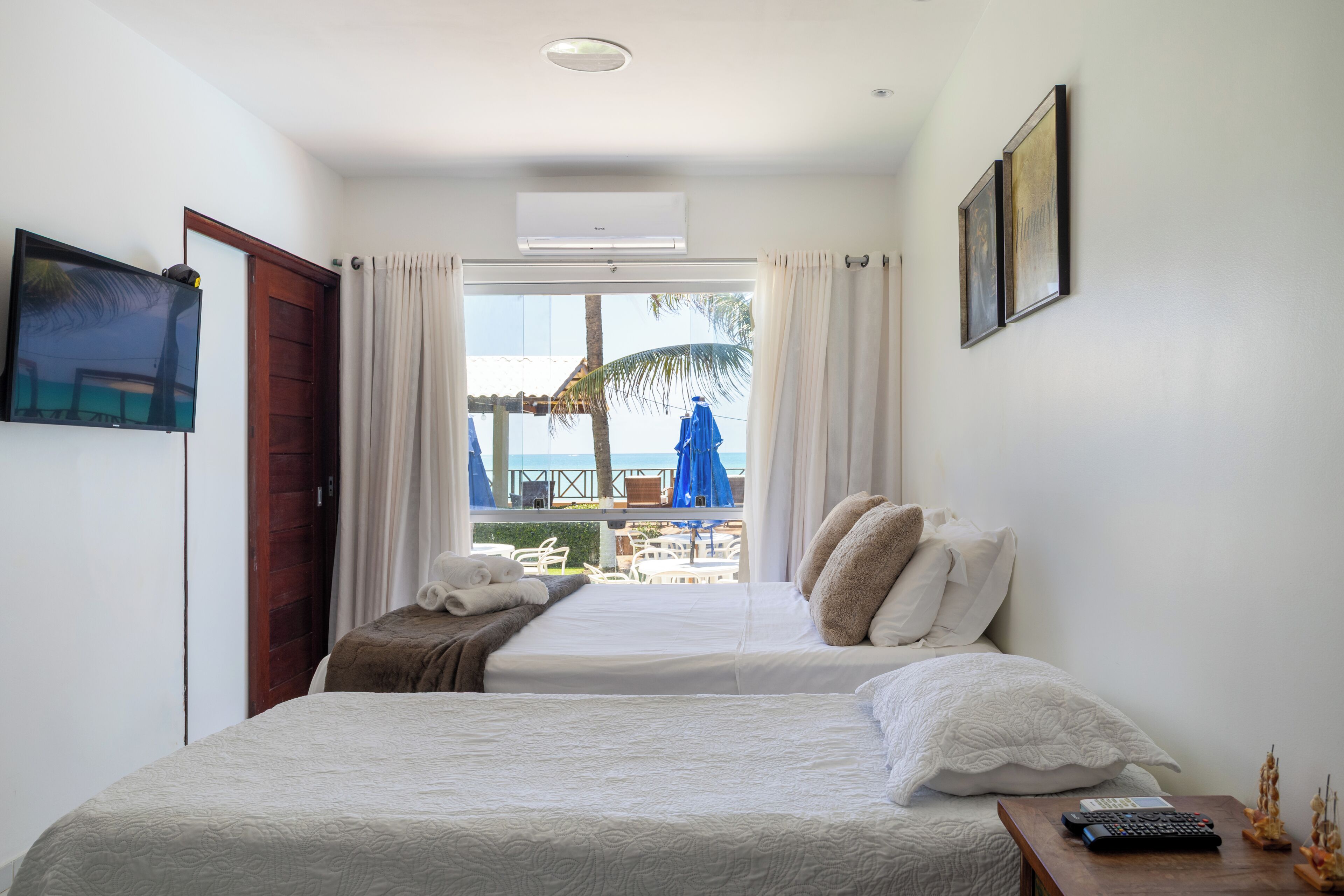 Deluxe kamer, Meerdere bedden, niet-roken, uitzicht op zee | Een minibar, een bureau, verduisterende gordijnen